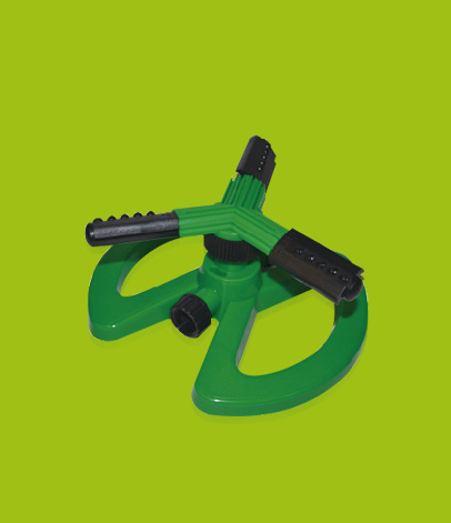  3-Arm plastic sprinkler with plastic base